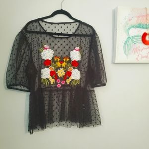 Top con transparencia y bordado